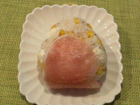 コーンとクリームチーズの生ハムおにぎり